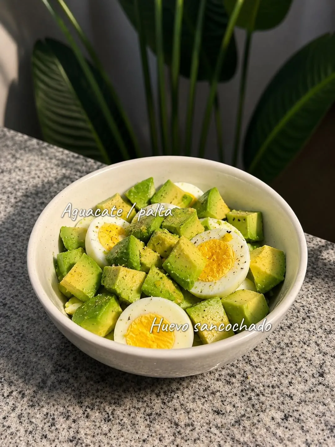 Preparación de comida saludable con aguacate