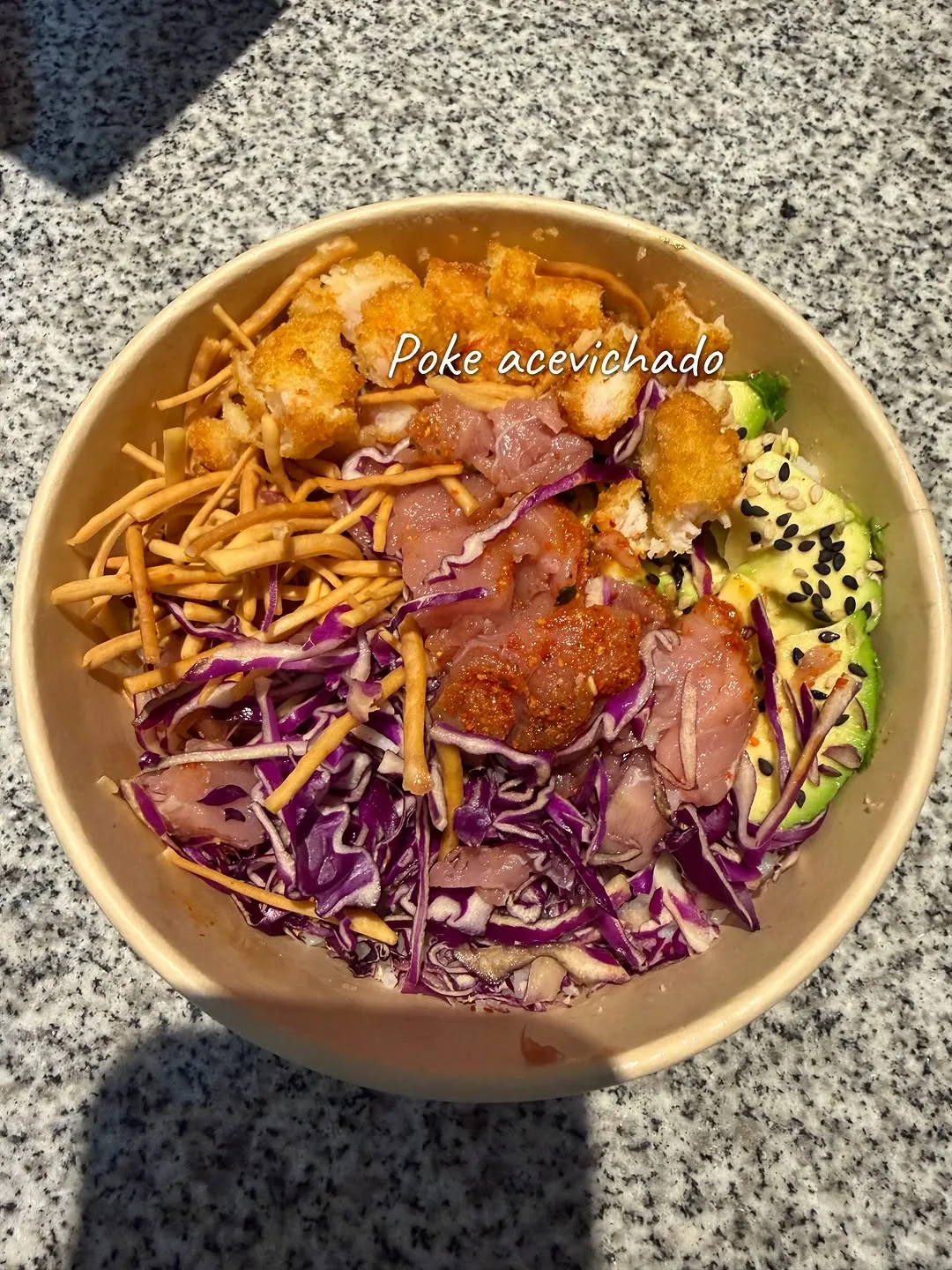 Poke bowl saludable y colorido
